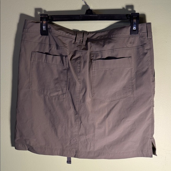 REI Green Women's Athletic Skirt with liner 8 - Picture 9 of 11